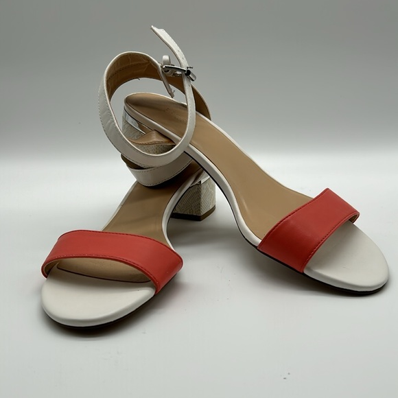 Ladies pretty little sandals, never been worn, cute little ankle straps. - Picture 3 of 6